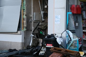 Polizei / Unbekannte sprengen Bankomaten in Wormeldingen aus der Wand 