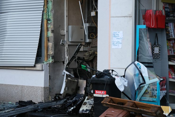 Polizei / Unbekannte sprengen Bankomaten in Wormeldingen aus der Wand 