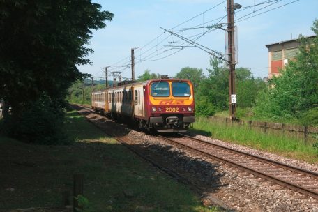 Die eingleisige Trasse zwischen Esch/Alzette und Audun-le-Tiche muss, will man eine höhere Taktfrequenz mit einem BHNS anbieten, verbreitert werden. Was da wohl die Umweltschützer sagen werden, falls die Baumallee in der Barbourg-Straße geopfert werden muss?  