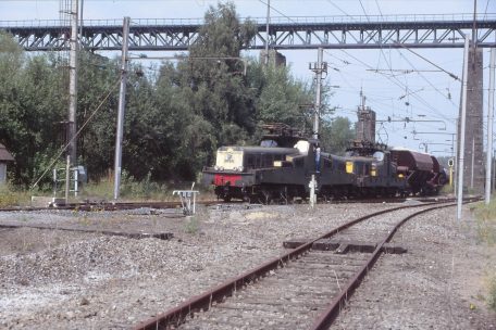 Ein Kieszug in Richtung Juvisy verlässt den Gleisanschluss der Arbed-Werke im Bahnhof von Audun-le-Tiche. Wohl kaum eine Lokomotive ist enger mit der Blüte der französischen Hüttenindustrie verbunden als diejenige der Baureihe CC 14100, die hier auf die Abfahrt wartet. 