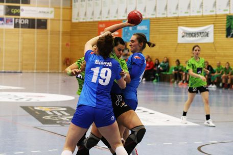 K&auml;erjengs Handballerinnen um Luiza Maria Dascalu hatten gegen Slavia Prag einen schwierigen Stand