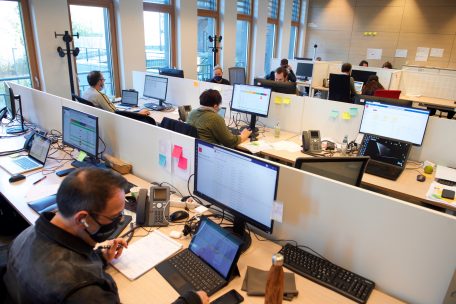 Im Herzst&uuml;ck der &bdquo;Cellule de coordination&ldquo; verfolgt das Tracing-Team die Spur positiver F&auml;lle an Schulen und Betreuungseinrichtungen