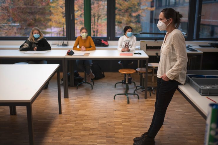 Editorial / Warten auf Bericht: Rolle der Erwachsenen bei Infektionen in der Schule