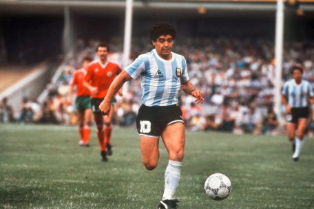 Unvergessen bleiben auch die Dribblings des Argentiniers