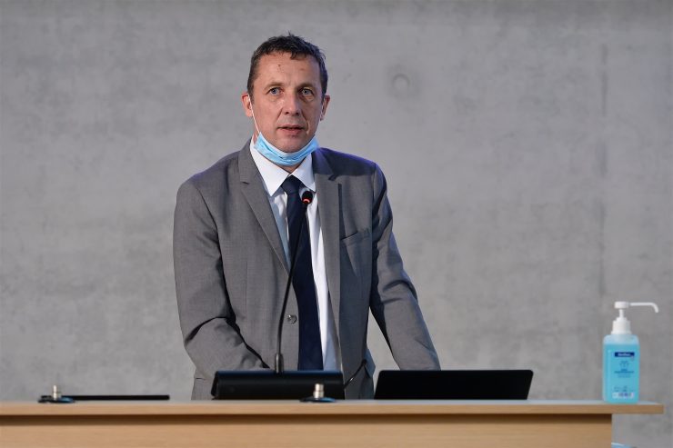 Nehrbass verteidigt allgemeine Zusammenarbeit / Hat das Bildungsministerium die Taskforce ausgegrenzt?