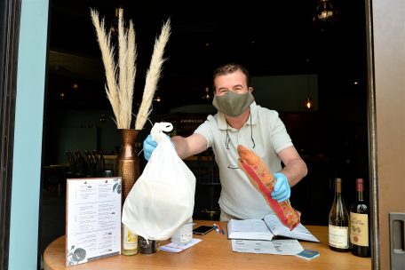 So wie zu Zeiten des ersten Lockdowns im April (Foto) hat das Restaurant „L’Atelier gourmand“ in Düdelingen auch jetzt einen Außer-Haus-Verkauf und Lieferservice eingerichtet. 