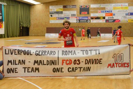 Gefeiert wie internationale Legenden: Im vergangenen Jahr wurde Davide Chalmandrier f&uuml;r sein 100. Meisterschaftsspiel geehrt&nbsp;