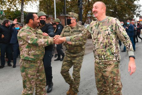 Aserbaidschans Pr&auml;sident Ilham Aliyev l&auml;sst sich in den eroberten Gebieten feiern