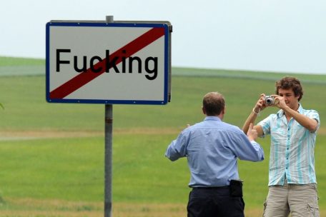 Österreich / Der Fluch des Ortsnamens: Aus Fucking wird Fugging