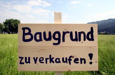 Die progressive Grundsteuer kann einen wichtigen Beitrag leisten, um die soziale Umverteilung von unten nach oben im Boden- und Immobilienbereich abzubremsen. Die Grundstückspekulation aber soll damit eingedämmt werden. 