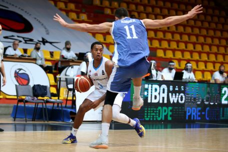Ivan Delgado (in Weiß) ist einer der beiden Youngsters, die gegen die Slowakei zu überzeugen wussten