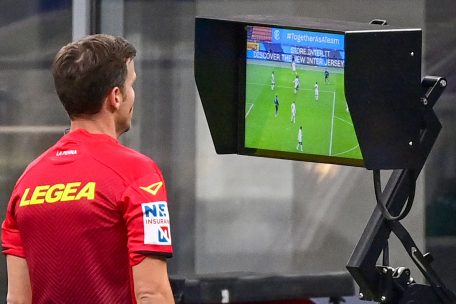 Editorial / Falsche VAR-heiten im Fußball