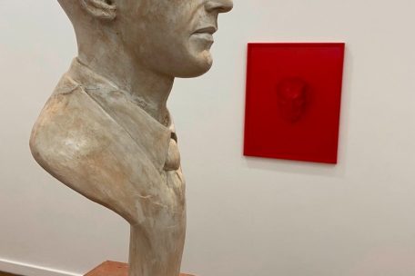 Une des tentatives de restitution du visage du nazi Mengele par Christine Barland, sous l’œil du diable de Sarah Charlesworth