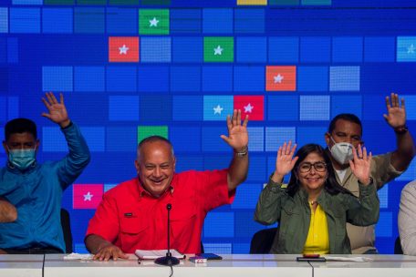 Diosdado Cabello (2.v.l.), stellvertretender Parteivorsitzender der Vereinigten Sozialistischen Partei Venezuelas&nbsp;(PSUV), und Venezuelas Vizepr&auml;sidentin&nbsp;Delcy Rodriguez (r.) bei der Bekanntgabe des Wahlergebnisses in Caracas&nbsp;