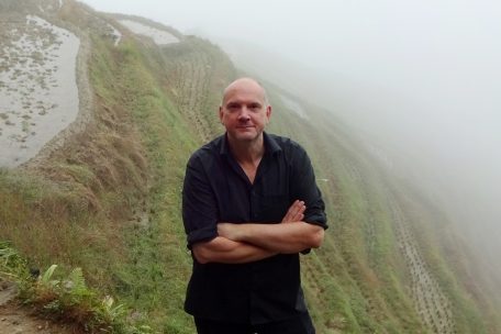 Interview / „Die Theater sind zu, weil die Politik sich selbst schützt“