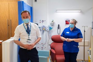 Biontech und Pfizer / Großbritannien beginnt mit Corona-Impfungen