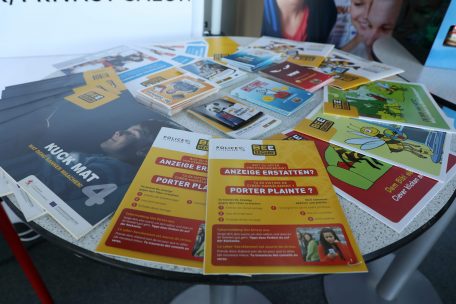 Mit Brosch&uuml;ren und Faltbl&auml;ttern richtet sich Bee Secure an mehrere Zielgruppen. Auch konzentriert sich die Initiative jedes Jahr auf eine spezifische Kampagne. Letztes Jahr waren es Desinformation und Fake News, dieses Jahr Sexting und Sharenting.&nbsp;