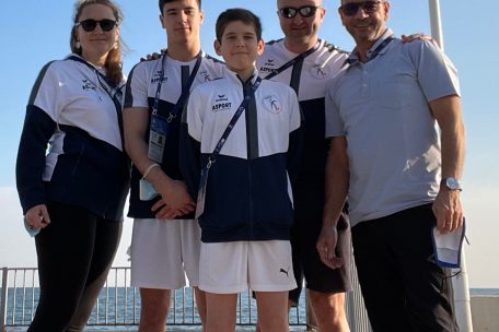 Die kleine luxemburgische Delegation bei der Kunstturn-EM 2020 (v.l.n.r.): Magali Collé (Physiotherapeutin), Quentin Brandenburger, Ronan Foley, Jacques Renson (Trainer), Paolo Frising (Delegationschef)