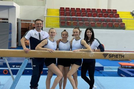 Die luxemburgische Delegation in Mersin (v.l.n.r.): Piotr Kopczynski (Trainer), Lola Schleich, Chiara Castellucci, Céleste Mordenti und Domenica Camardella (Assistenz-Trainerin)