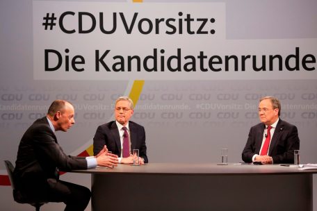 Deutschland / Die Bewerber um den CDU-Vorsitz sticheln in der ersten öffentlichen Kandidatenrunde nur versteckt gegeneinander
