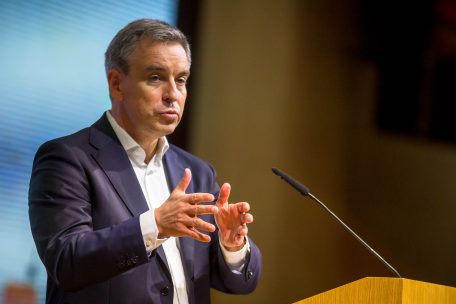 Streit um Arbeitsbedingungen / „Lenkt Meisch nicht ein, werden wir klagen“: Lehrergewerkschaften drohen Bildungsminister