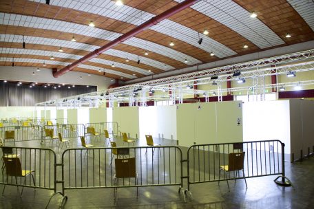 Im Zentrum mit den 16 Impfstationen sollen pro Tag etwa 1.600 Menschen geimpft werden können