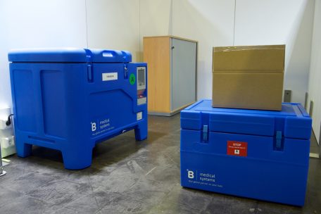 Der Impfstoff muss bei ganz bestimmten Temperaturen gelagert werden. Deswegen kommen spezielle Kühlboxen zum Einsatz.
