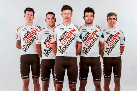 Bob Jungels mit seinen neuen Teamkollegen Nans Peters, Oliver Naesen, Greg Van Avermaet und Benoît Cosnefroy