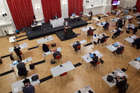 Corona-Maßnahmen / Gesundheitsausschuss: Denunziantenartikel ist gestrichen – Ausgangssperre bleibt