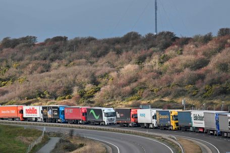 Großbritannien / Lastwagen rollen wieder am Ärmelkanal - aber langer Rückstau
