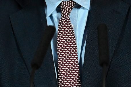 Mit der Auswahl seiner Krawatte dürfte Boris Johnson vor allem gegenüber dem französischen Präsidenten Emmanuel Macron eine klare Botschaft vermitteln. Etwa, dass französische Fischer nun doch nicht mehr so viele Fische in britischen Gewässern fischen dürfen wie bisher. Der meiste Fisch bleibt bei den Briten.