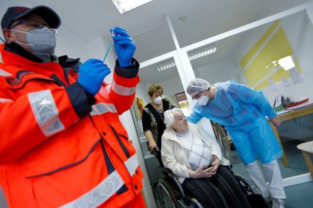 In Deutschland wurden die ersten Impfungen bereits am Sonntag durchgef&uuml;hrt. Dabei wurden priorit&auml;r &auml;ltere Mitmenschen gesch&uuml;tzt.