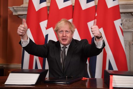 &hellip; wo der britische Premierminister Boris Johnson seine Unterschrift unter das Vertragswerk setzte