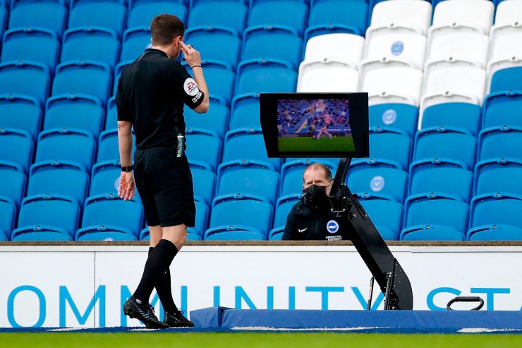 Retro 2020 / Ich hör’ nix: Die Tücken der Technik und des Plastik-Fußballs
