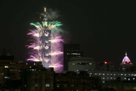 Feuerwerksk&ouml;rper explodieren am Wolkenkratzer &laquo;Taipei 101&raquo; in Taiwan &uuml;ber der Stadt Taipei.&nbsp;