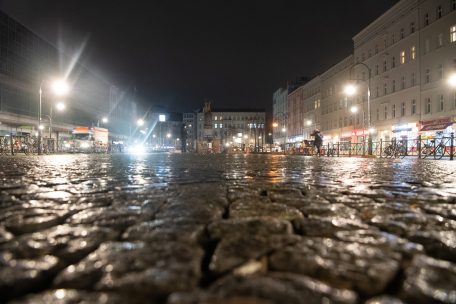 Fast menschenleer ist zum Jahreswechsel der Hermannplatz in Neuk&ouml;lln in Berlin. Er geh&ouml;rte zu den B&ouml;llerverbotszonen in der Stadt.&nbsp;