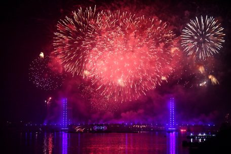 Foto: Ein Feuerwerk erhellt den Himmel &uuml;ber der Rod El-Farag Axis (Tahya Masr Br&uuml;cke) in Kairo, &Auml;gypten w&auml;hrend der Silvesterfeierlichkeiten.&nbsp;