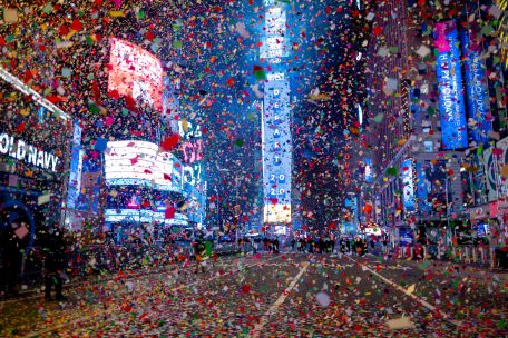 Es regnet Konfetti auf dem Times Square, w&auml;hrend im Hintergrund der leuchtende Kristallball an einem Fahnenmast zum sogenannten Ball Drop herabgesenkt wird. Normalerweise kommen jedes Jahr rund eine Million Menschen auf den Times Square - doch wegen der Corona-Pandemie blieb der ber&uuml;hmte Platz in Manhattan erstmals seit Jahrzehnten an Silvester f&uuml;r die &Ouml;ffentlichkeit gesperrt.&nbsp;