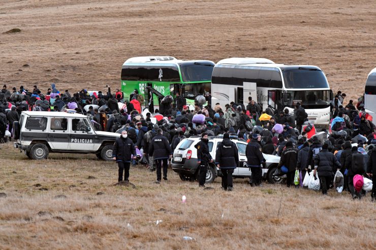 Bosnien / Im abgebrannten Lager Lipa verbrachten Hunderte den Jahreswechsel unter freiem Himmel