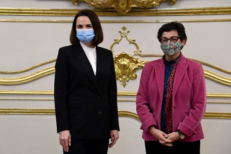 &hellip; wird die f&uuml;hrende Oppositionspolitikerin&nbsp;Swetlana Tichanowskaja (l.) von europ&auml;ischen Regierungen empfangen, wie hier am 22. Dezember von der spanischen Au&szlig;enministerin Arancha Gonzalez Laya