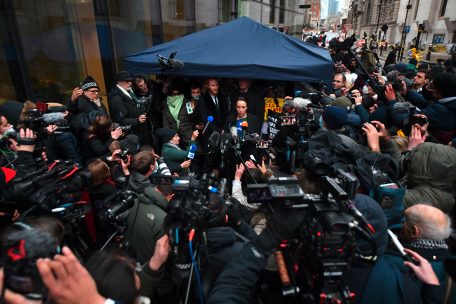 Vor Gl&uuml;ck geweint: Lebenspartnerin Stella Moris spricht in London zu den Medien