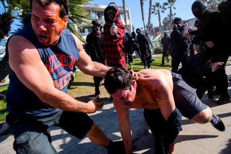 Gegendemonstranten greifen am Samstag Teilnehmer eines &bdquo;Patriot March&ldquo; in San Diego mit Pfefferspray an