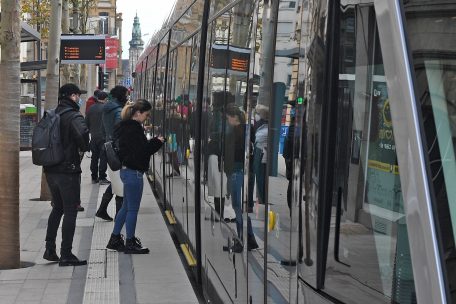 Die Tram f&auml;hrt inzwischen Pl&auml;tze an, die bis dahin von regionalen Linien bedient wurden. Aus diesem Grund ist jetzt f&uuml;r viele RGTR-Busse am Stadtrand Endstation.