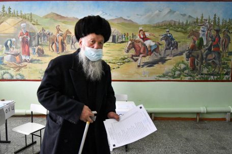 Ein W&auml;hler mit seinem Stimmzettel f&uuml;r die vorgezogene Pr&auml;sidentenwahl