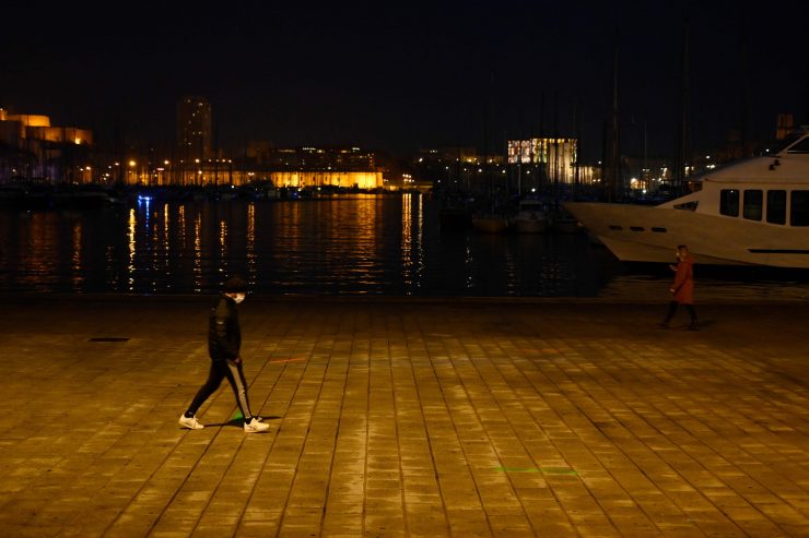 Corona-Maßnahmen / Frankreich zieht nächtliche Ausgangssperre landesweit auf 18 Uhr vor