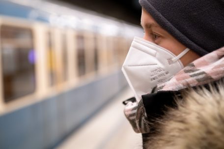 FFP2-Masken k&ouml;nnen so lange getragen werden, bis sie durchfeuchtet respektive besch&auml;digt sind. Sie k&ouml;nnen auch bedingt wieder aufbereitet werden.&nbsp;