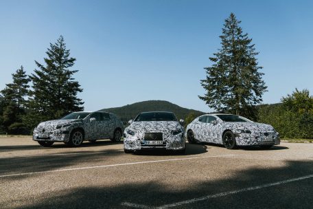 Mercedes EVA-Zukunft: Mercedes-Benz plant, eine führende Rolle bei Elektroantrieben und Fahrzeug-Software zu übernehmen. Mit der Strategie „Electric First“ wird Mercedes vier neue Elektrofahrzeuge auf Basis der kommenden Plattform „Electric Vehicle Architecture (EVA) auf den Markt rollen. Im kommenden Jahr rollt als erstes Modell die elektrische Version der S-Klasse als EQS mit einer Reichweite von 700 Kilometern auf den Markt, gefolgt von EQE, EQS-SUV und EQE-SUV.