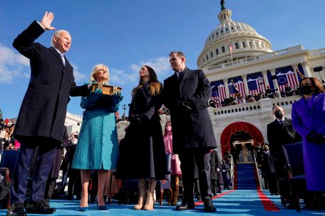 Joe Biden legt im Beisein von John Roberts, dem Obersten Richter, seinen Eid ab