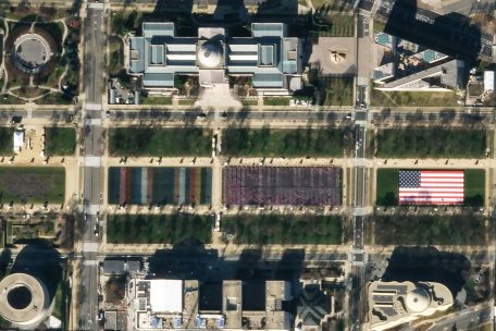 Von einem Satelliten aus gesehen: Die &bdquo;National Mall&ldquo; war mit ann&auml;hernd 200.000 US-Flaggen geschm&uuml;ckt