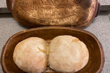 So sehen beide Brotlaibe direkt nach dem Backen im Römertopf aus